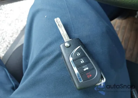 2021 Toyota Camry Le z USA, uszkodzony, nr VIN 4T1C11AK8MU582309